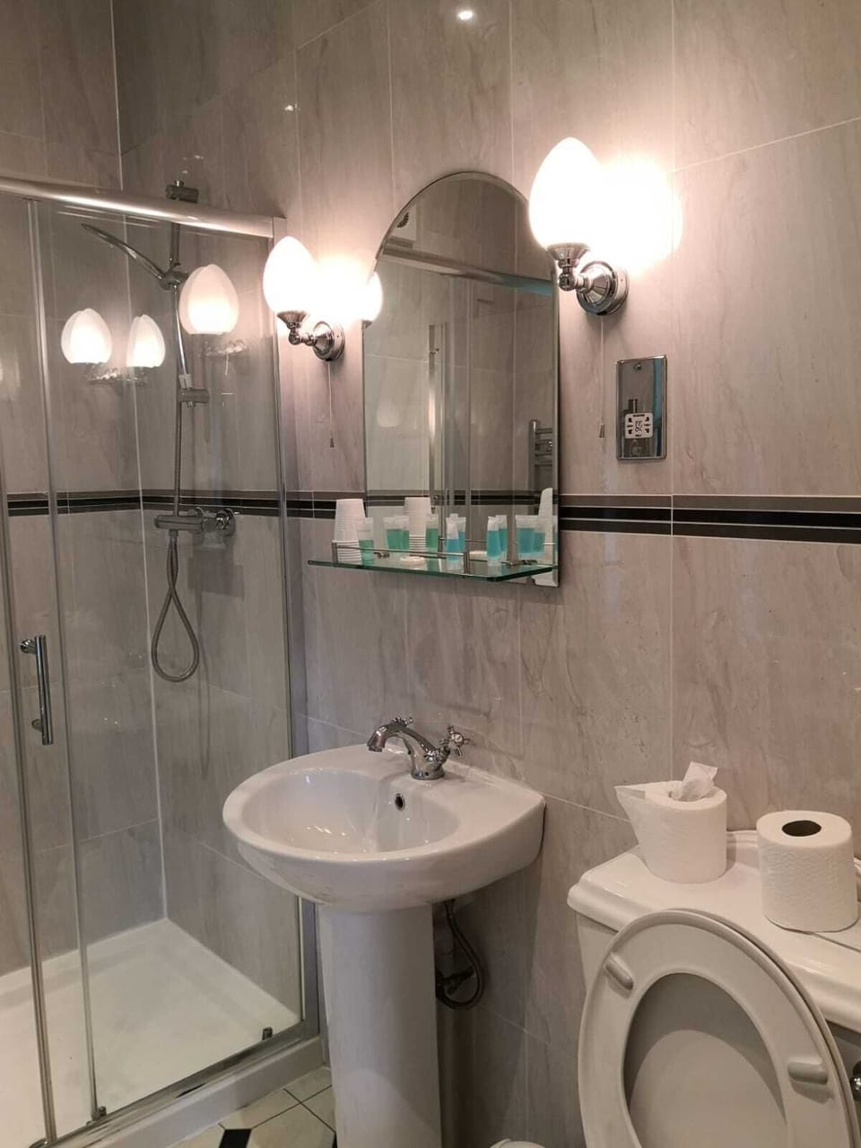 Superior Twin Room | Bathroom | Shower, free toiletries, towels, soap