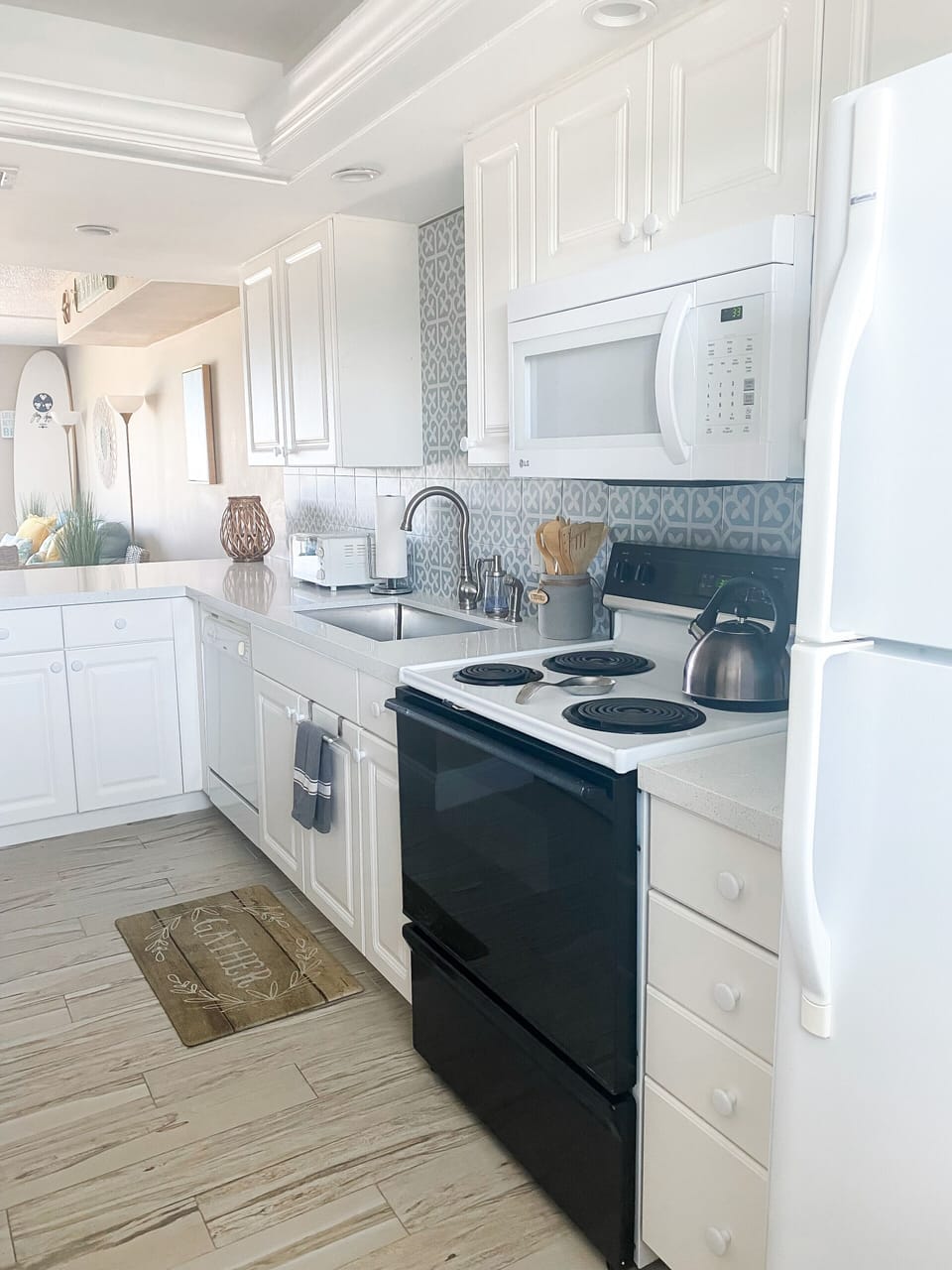 Fully stocked kitchen. Grocery store 1 mile south.