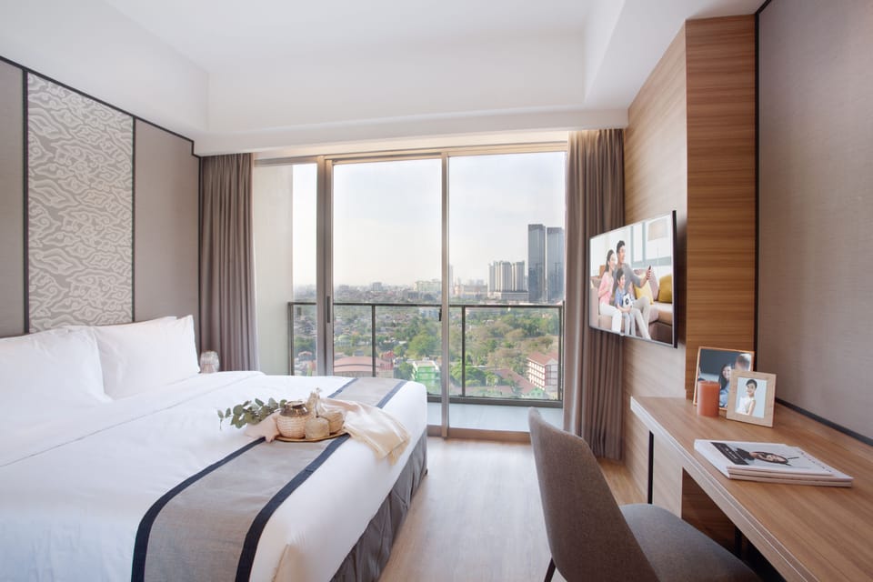 Premium bedding, in-room safe, desk, laptop workspace