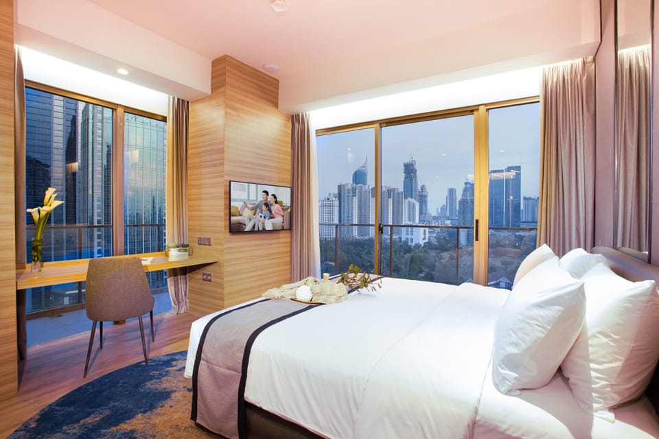 Premium bedding, in-room safe, desk, laptop workspace