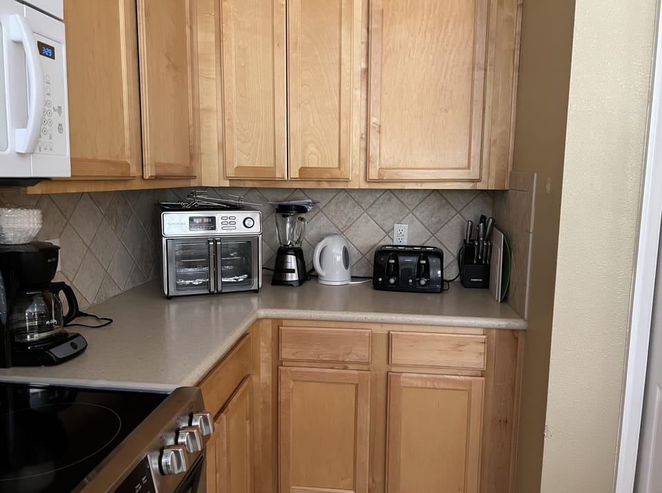 Coffee Maker, Combination air-fryer and toaster oven, blender, kettle