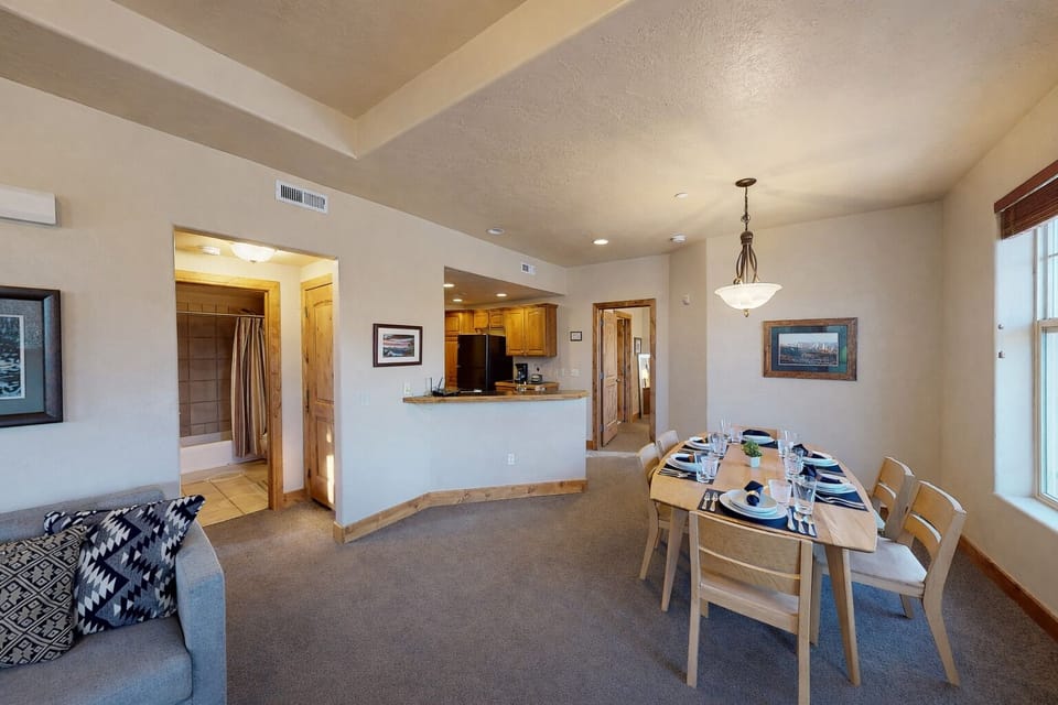 Condo, 2 Bedrooms | Dining