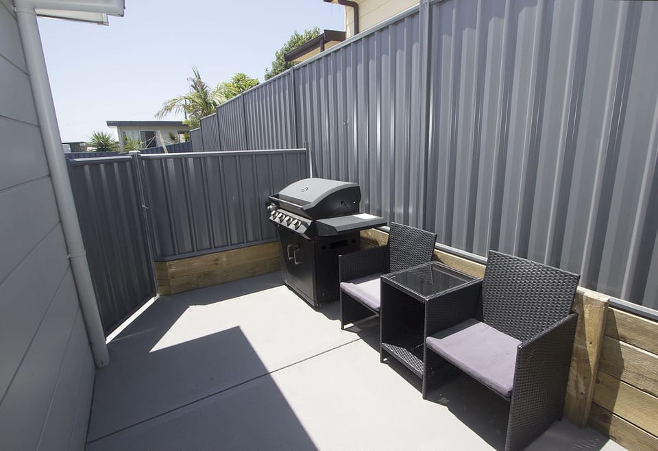 Fully enclosed court yard, suitable for a pet, 