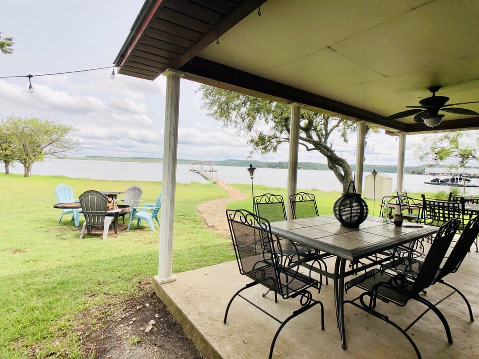 Plenty of seating to enjoy dinner and a evening fire together  