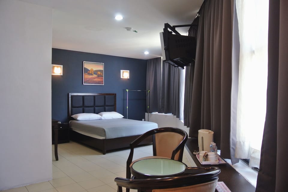 Standard Double Room, 1 Queen Bed | Iron/ironing board, free WiFi