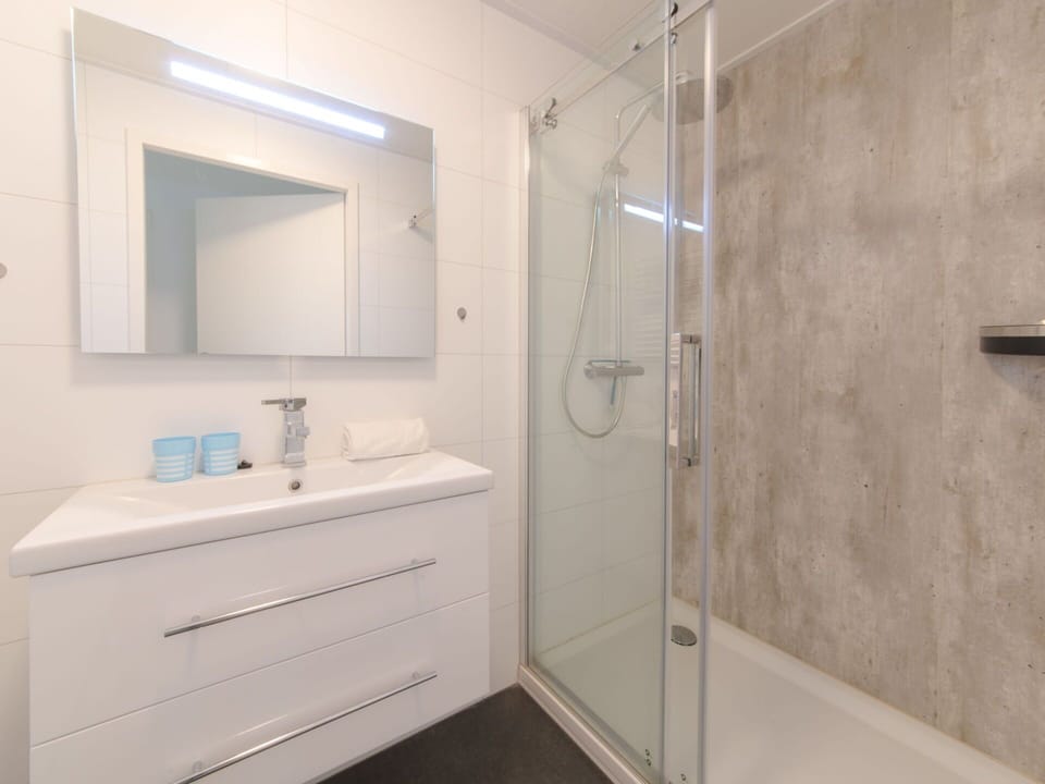 Bathroom, Property, Room, Real Estate, Plumbing Fixture, Wall, Architecture, Interior Design, Tap, Tile