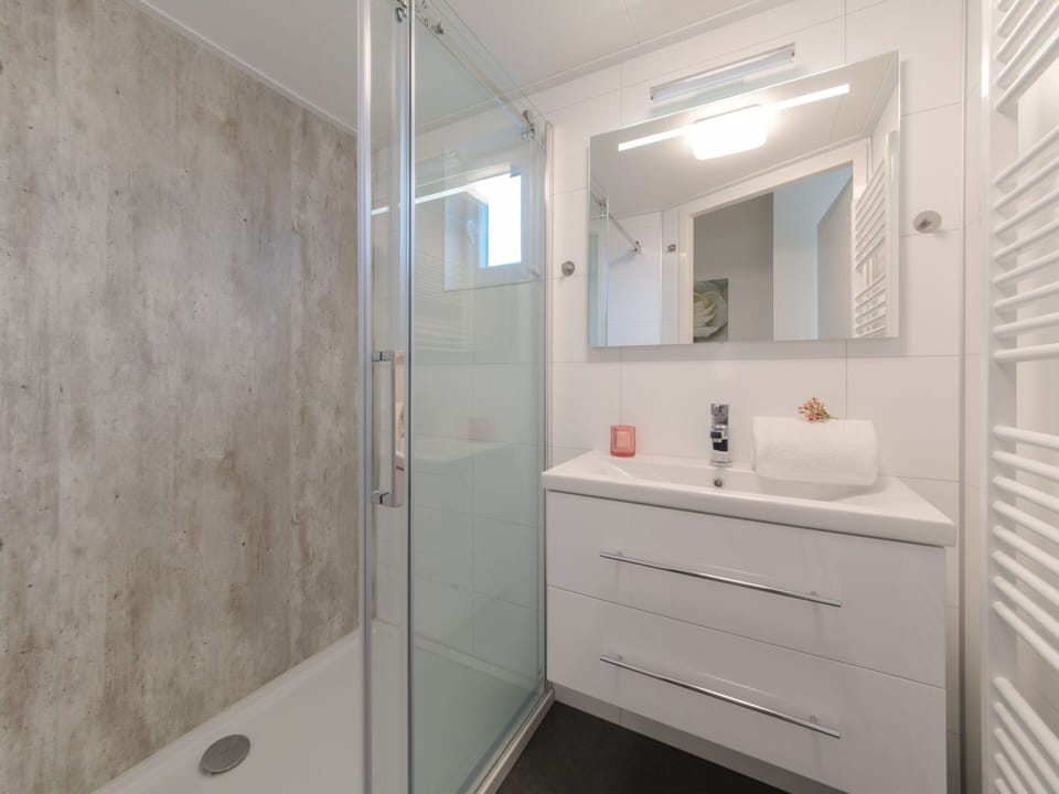 Mirror, Tap, Plumbing Fixture, Sink, Bathroom Cabinet, Bathroom, Building, Interior Design, Bathroom Sink