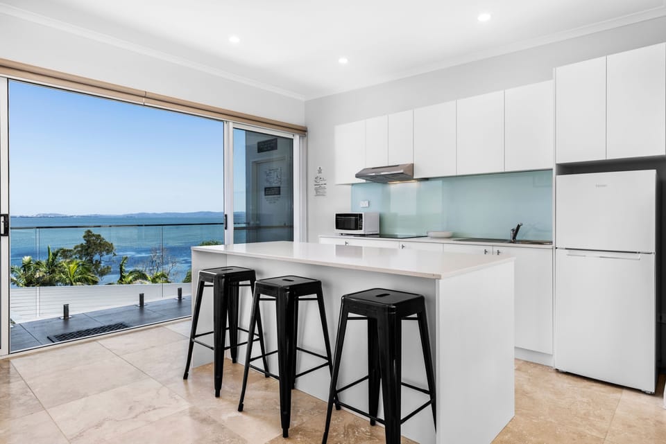 Deluxe Queen Penthouse | Iron/ironing board, WiFi (free), bed sheets