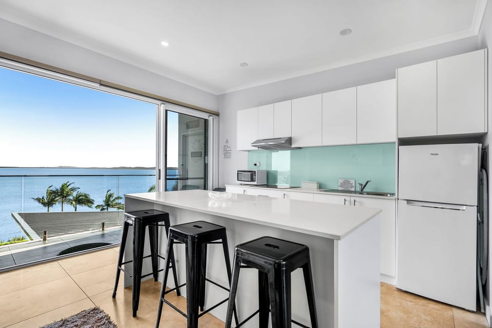 Deluxe Queen Penthouse | Iron/ironing board, WiFi (free), bed sheets