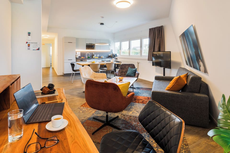 Familienapartment, 2 Schlafzimmer ( ohne LIFT ) | Living area | 43-inch Smart TV with satellite channels