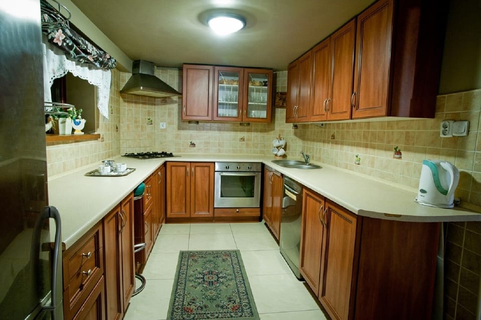 Coffee/tea maker, electric kettle, cookware/dishes/utensils