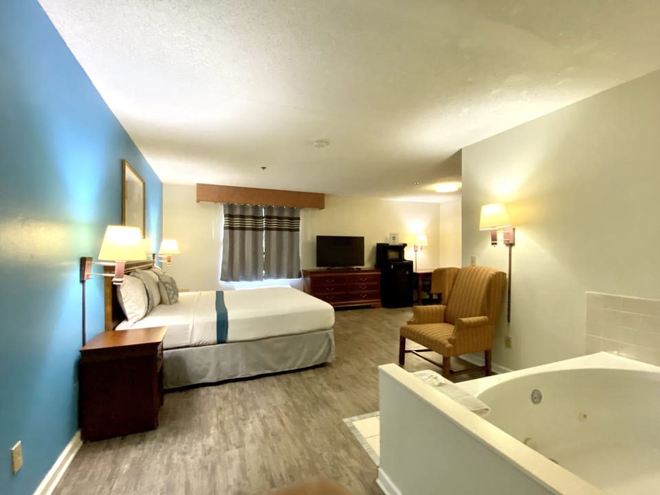 Suite, 1 King Bed, Non Smoking, Hot Tub | Iron/ironing board, rollaway beds, free WiFi