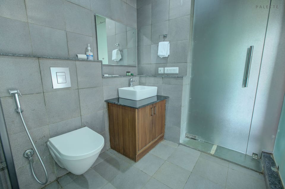 Shower, rainfall showerhead, free toiletries, towels