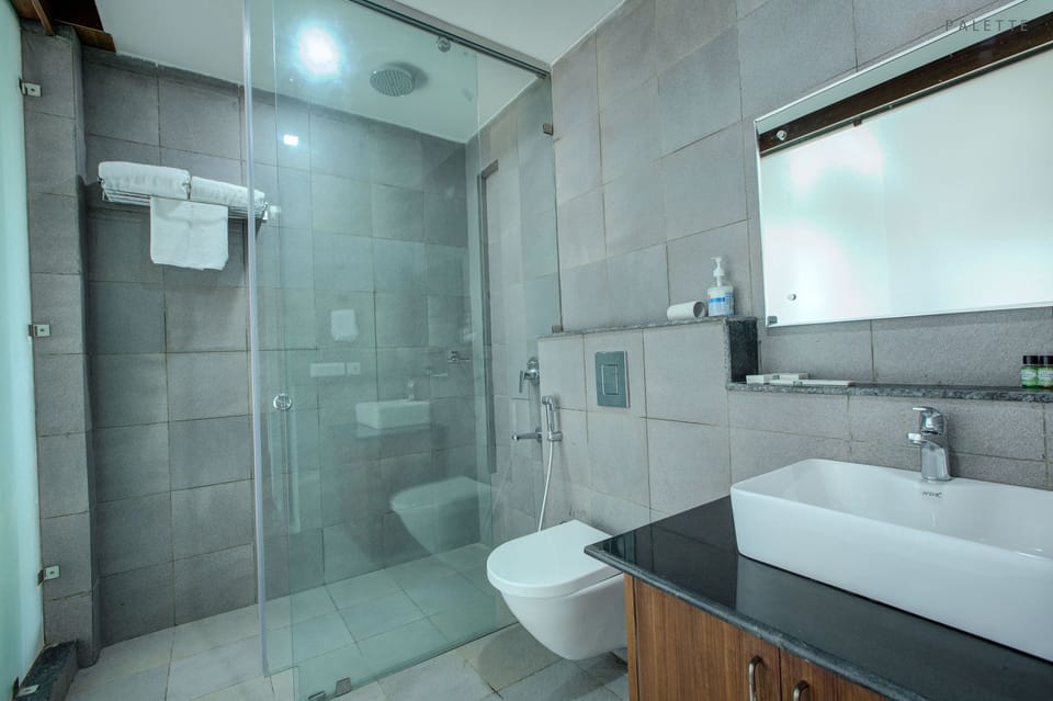 Shower, rainfall showerhead, free toiletries, towels