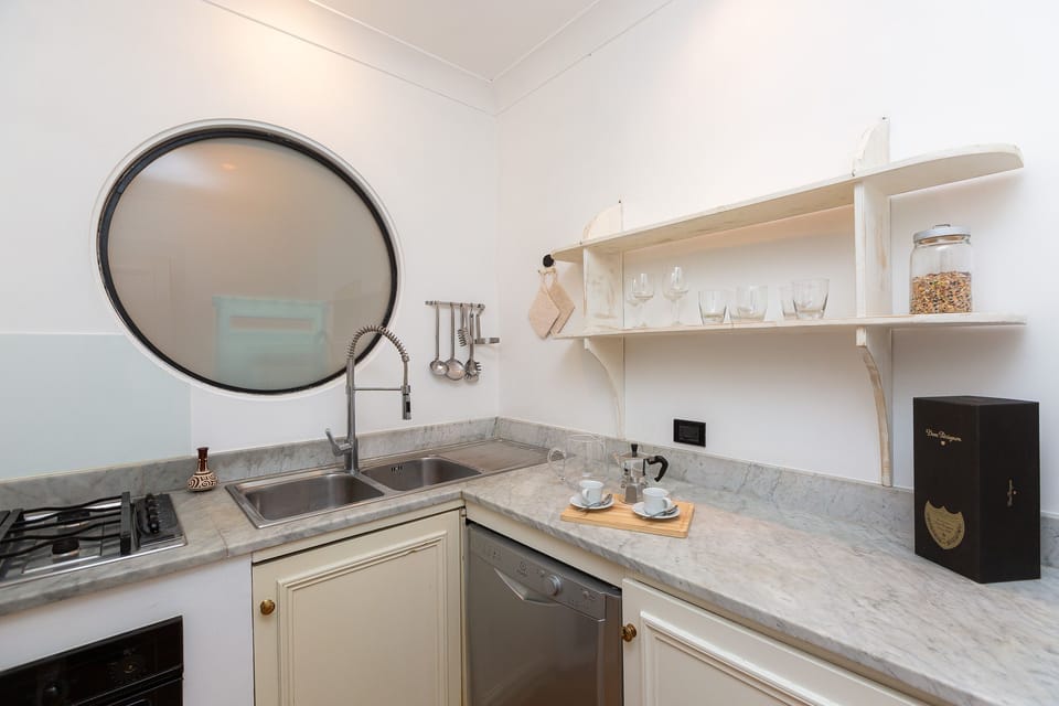 Fully equipped kitchen with washing machine, dishwasher and oven.
