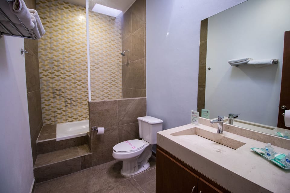 Shower, rainfall showerhead, free toiletries, towels