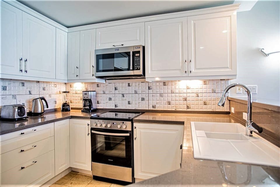 NEWLY UPGRADED KITCHEN