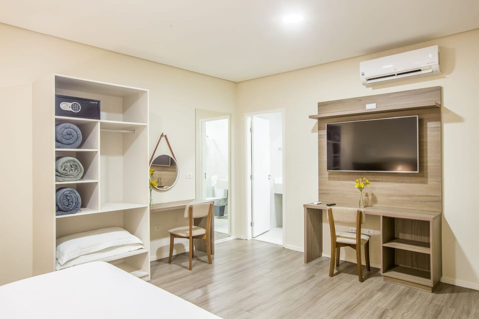 Deluxe Double Room, Jetted Tub | Television