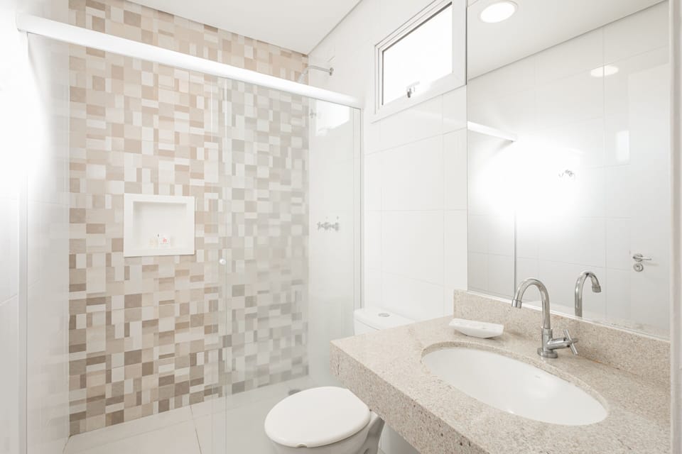 Standard Triple Room, 3 Twin Beds | Bathroom | Free toiletries, towels, soap, shampoo