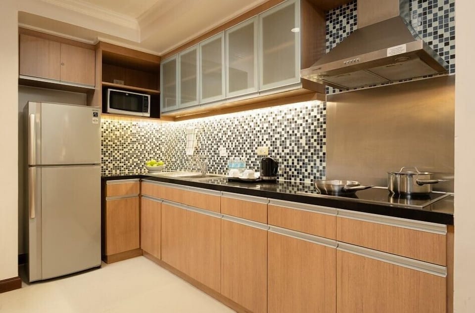 One-Bedroom Suite | Private kitchen | Electric kettle