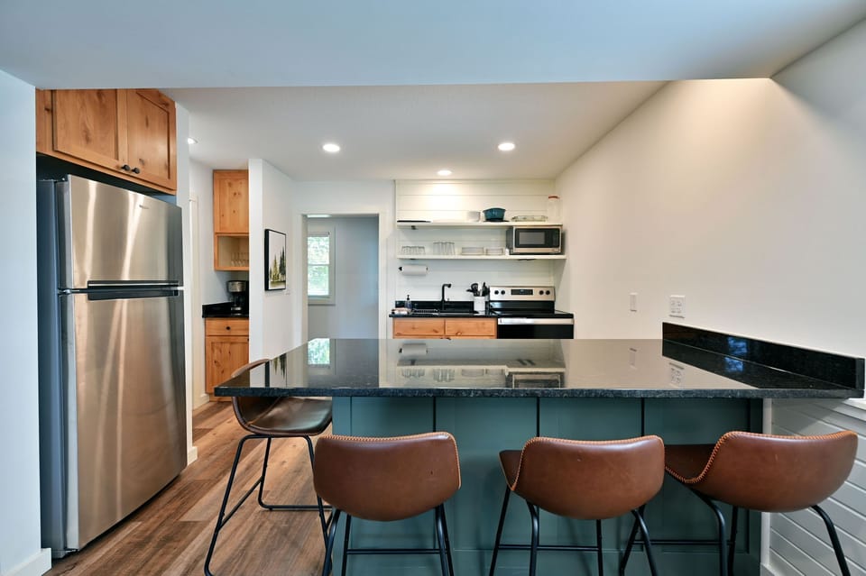 Full kitchen with island seating