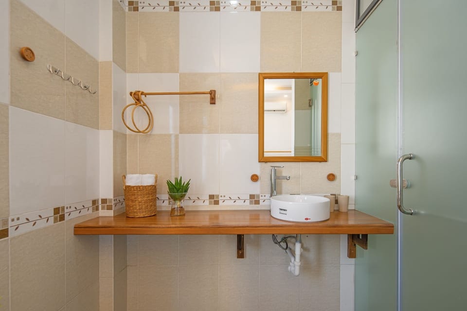 Standard Double Room | Bathroom amenities | Shower, free toiletries, hair dryer, slippers