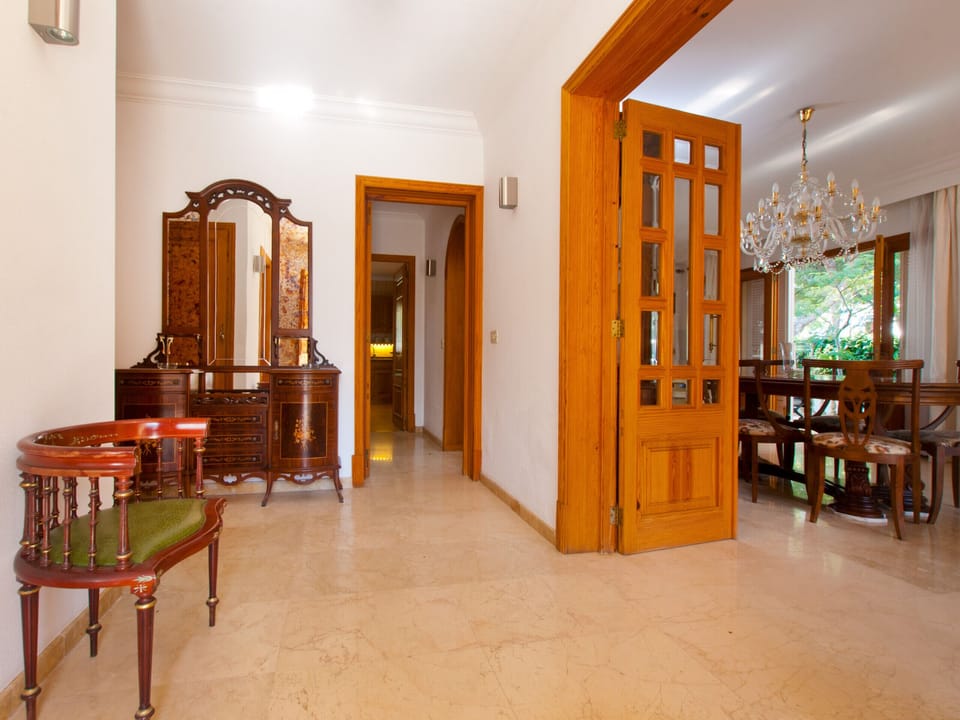 Hall and entrance to the lounge