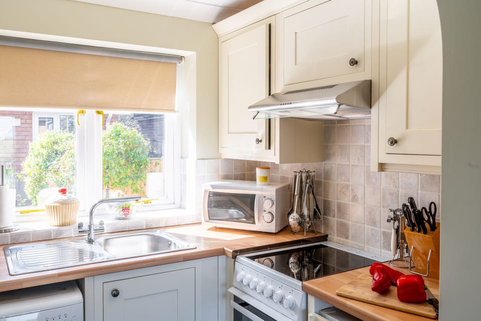 Ground floor: Well-equipped kitchen