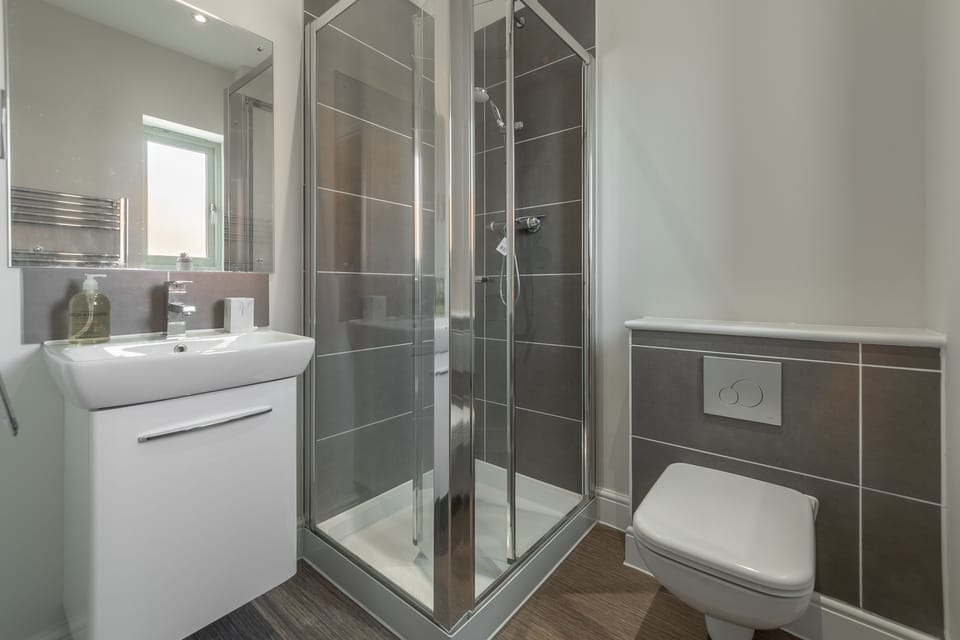 First floor: Master bedroom en-suite