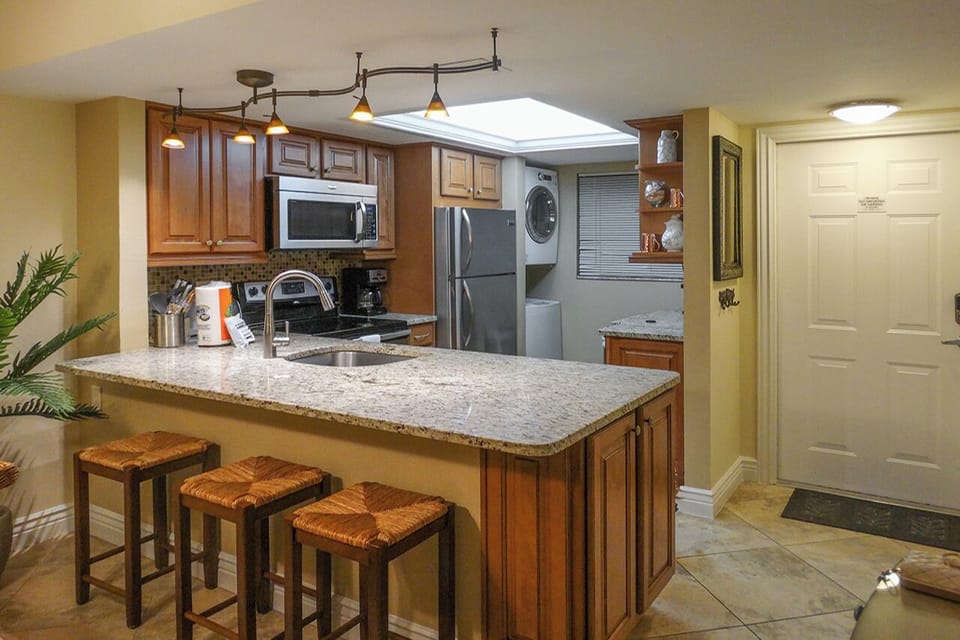 Carlos Pointe 612 Fully Equipped Kitchen with new appliances