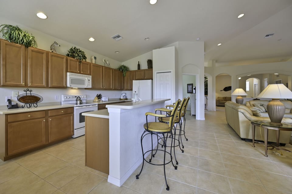 SWM3222 - Fully equipped gourmet kitchen with breakfast bar and dining.
