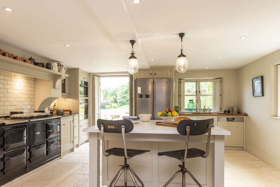 Manor Farmhouse, Cruxton: Kitchen with breakfast island