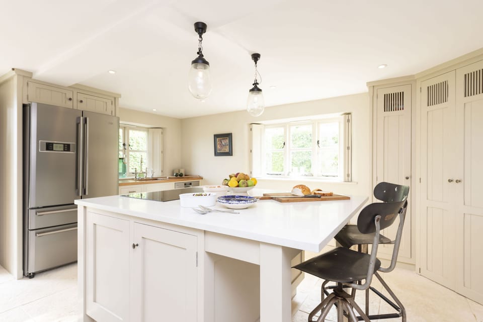 Manor Farmhouse, Cruxton: Kitchen with breakfast island