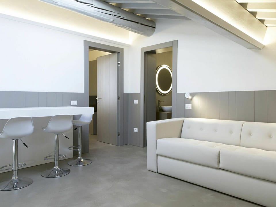 Room, Interior Design, Property, Ceiling, Floor, Building, Wall, Tile, Furniture, Bathroom