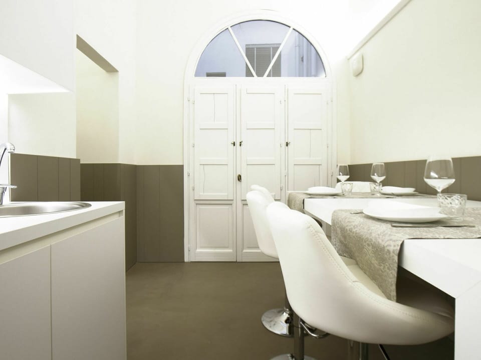 White, Room, Property, Interior Design, Floor, Bathroom, Tile, Furniture, Architecture, Wall