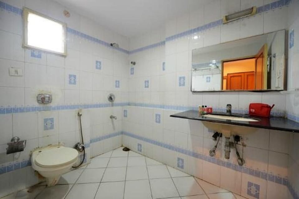 Standard Room | Bathroom | Shower, towels