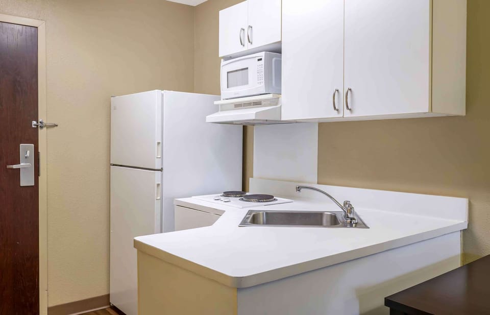 Studio, 1 King Bed, Non Smoking | Desk, blackout drapes, iron/ironing board, WiFi (free)