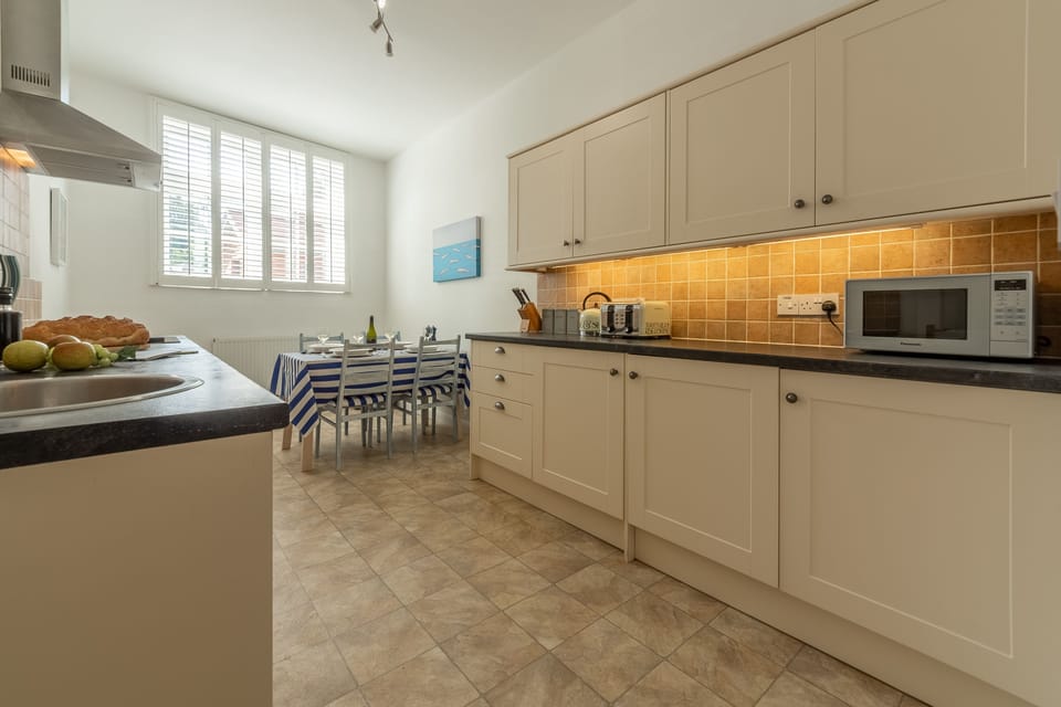 Kitchen with breakfast table