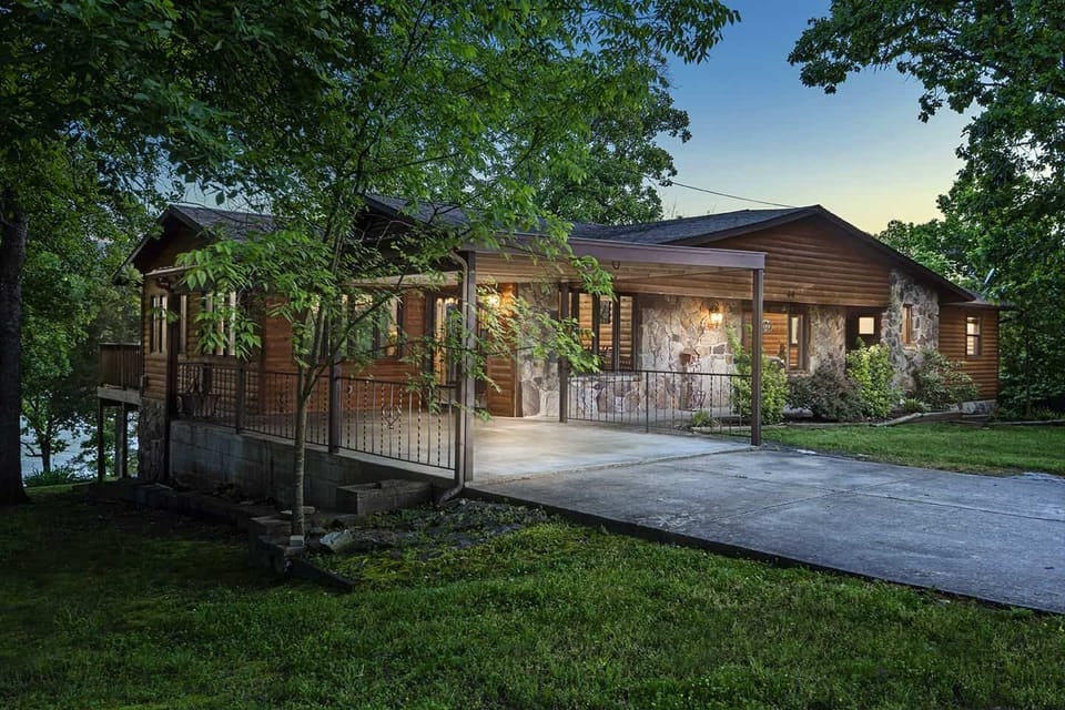 Welcome to Table Rock Lodge
Note the Car Port roof has been removed
