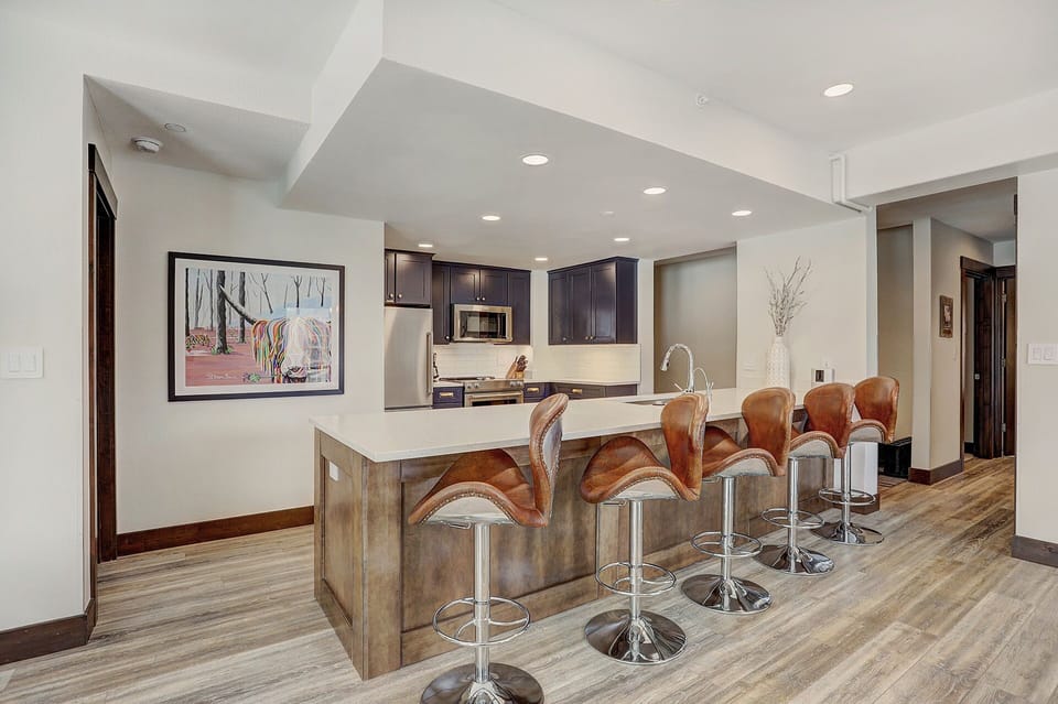 Kitchen and Breakfast Bar