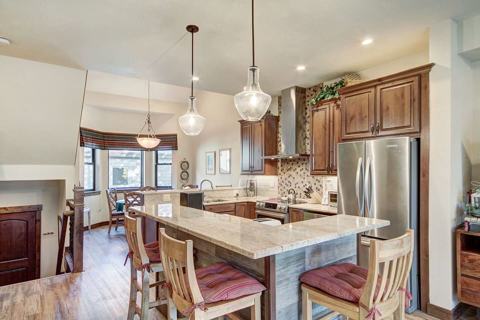 kitchen and breakfast bar
