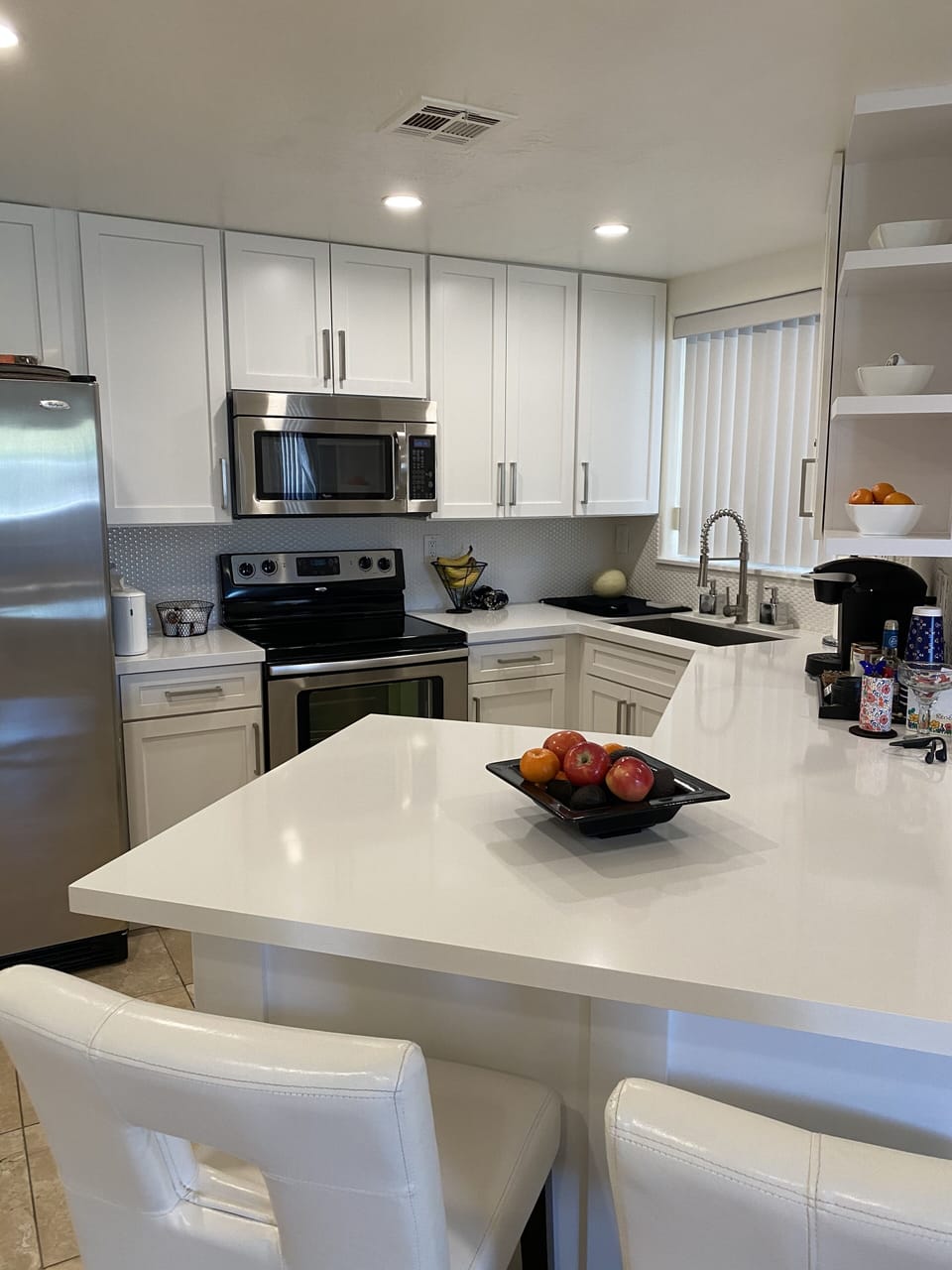Fully equipped kitchen with breakfast bar 