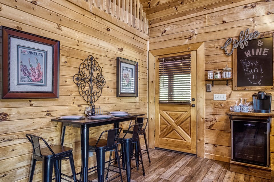 Sevierville Cabin - Baby Bear Cabin - Dining area and margarita station