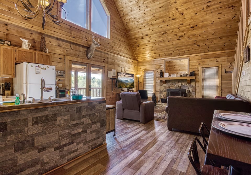 Sevierville Cabin - Baby Bear Cabin - Dining area and living room