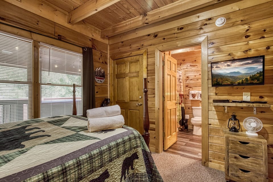 Smoky Mountain Lake Cabin - Baby Bear Cabin - Main level bedroom w with 32-inch TV