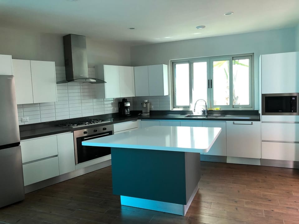 State of the art kitchen fully equipped with dishwasher and microwave. 