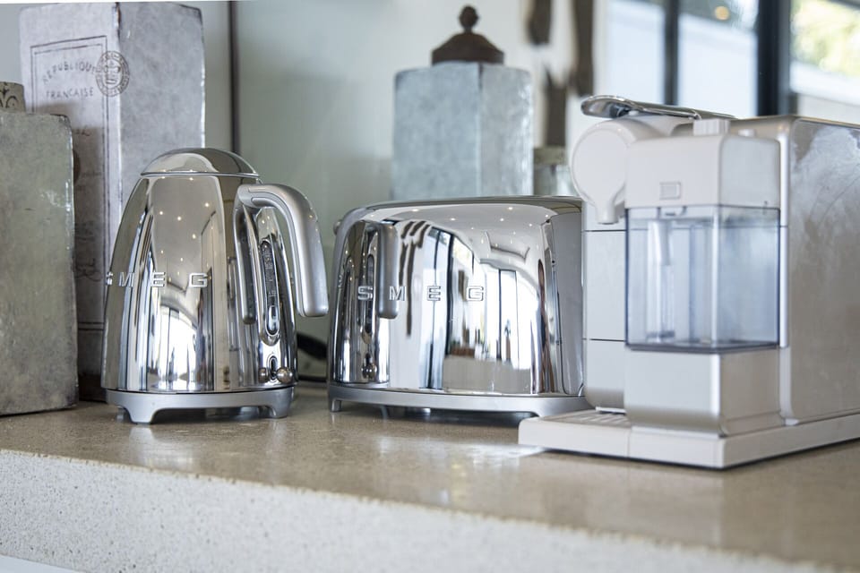 Full-size fridge, microwave, oven, stovetop