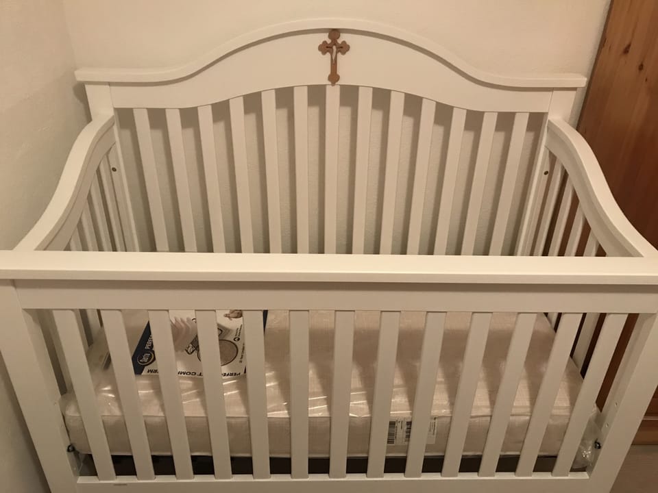 Neue Babybett ist verfügbar.  Wir haben auch ein Rollbett für Euro 10, pro Nacht