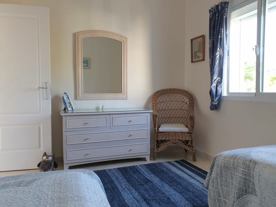 Twin bedroom
