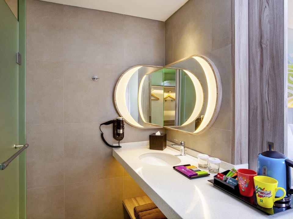 In-room safe, desk, laptop workspace, free WiFi
